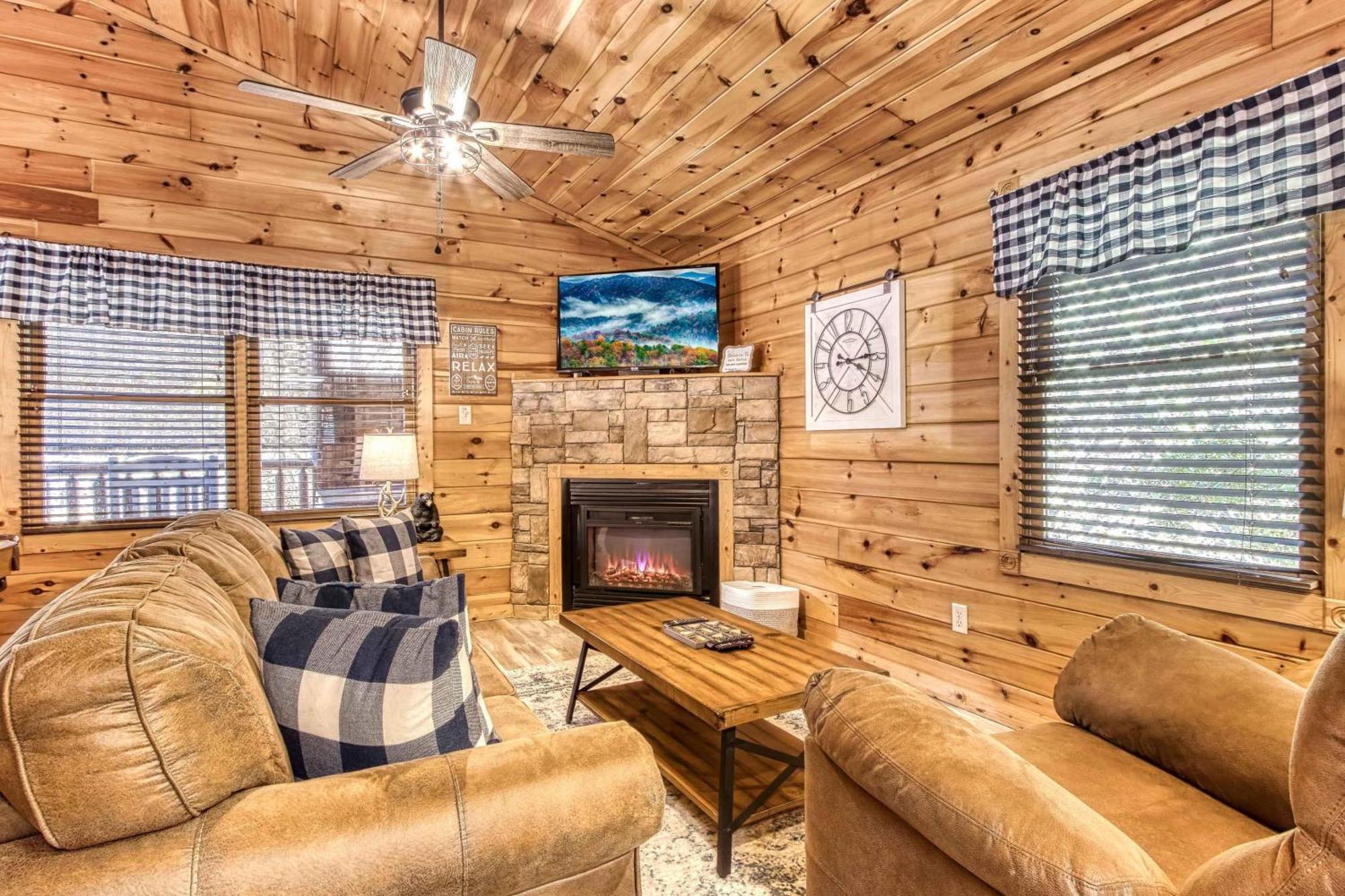 Dog Friendly, Romantic Mtn Getaway Hot Tub Pool Gatlinburg Buitenkant foto